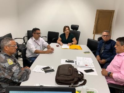Pessoas sentadas em volta de uma mesa conversando