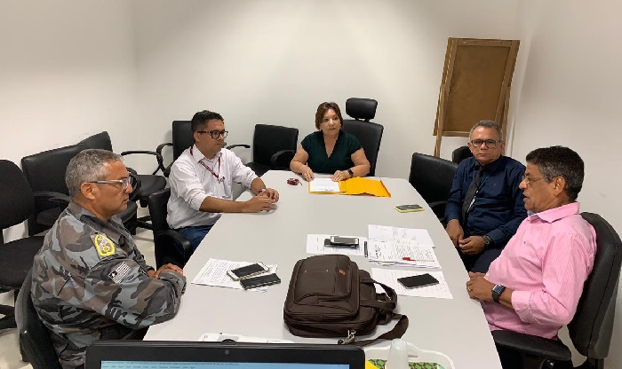 Pessoas sentadas em volta de uma mesa conversando