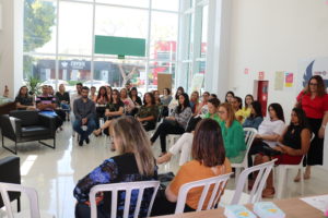 pessoas sentadas em roda de conversa