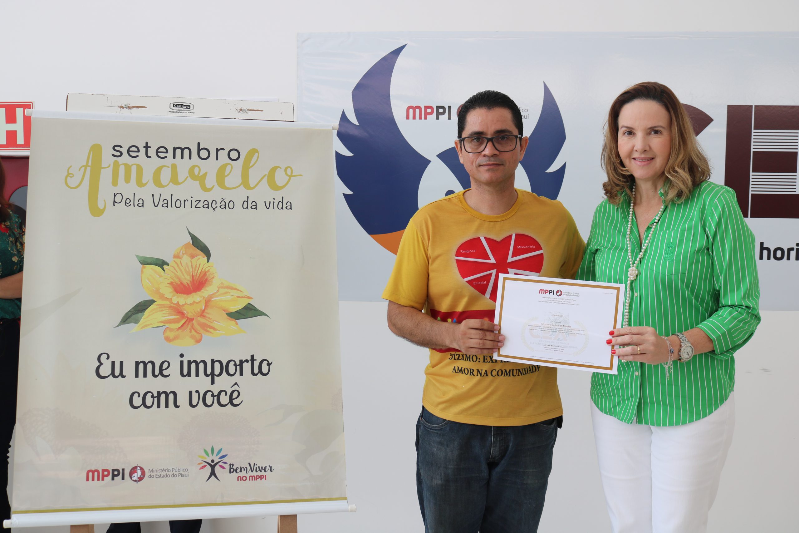 casal recebendo certificado