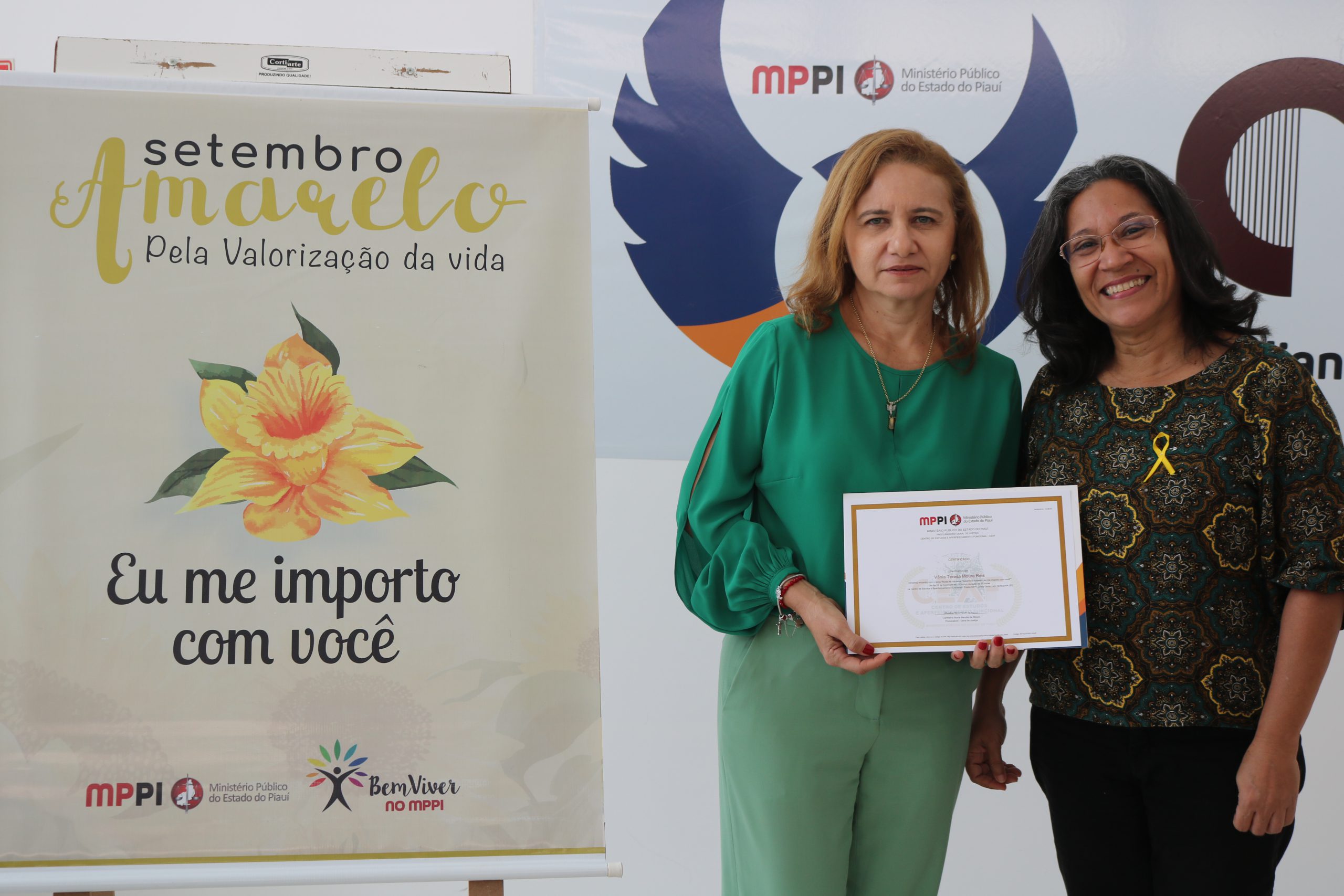 duas mulheres de pé sorrindo