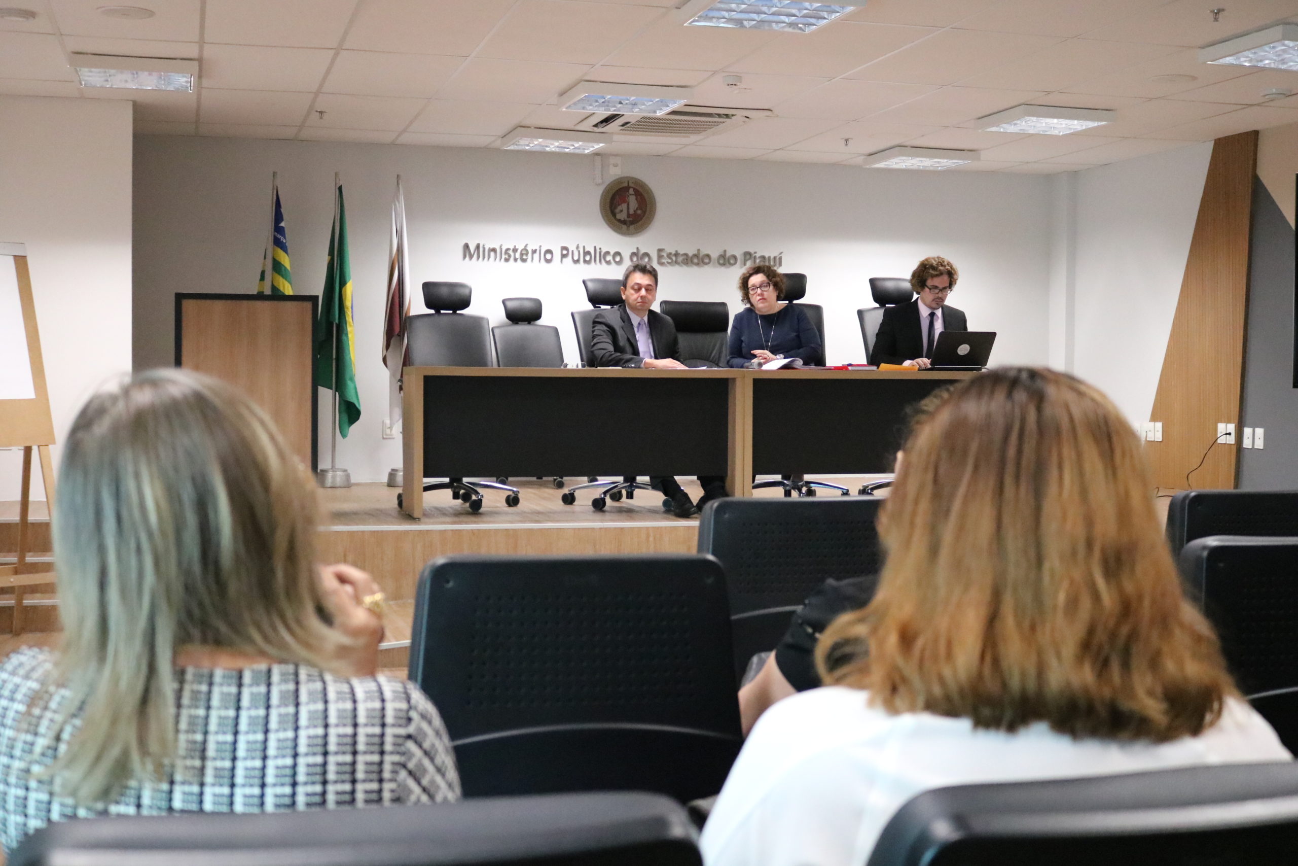pessoas sentadas se olhando