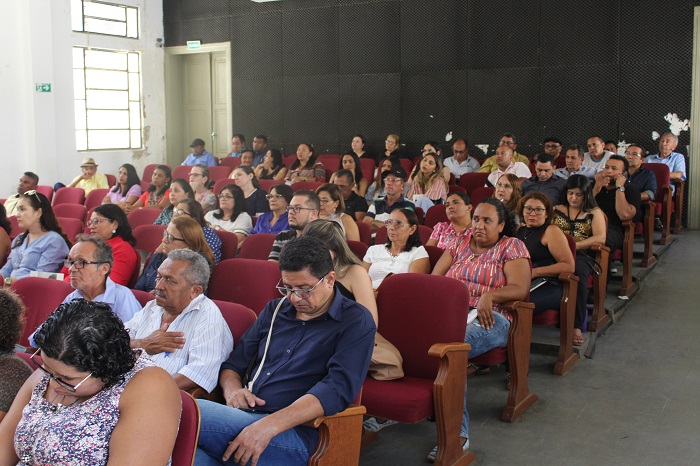 Pessoas sentadas em auditório 