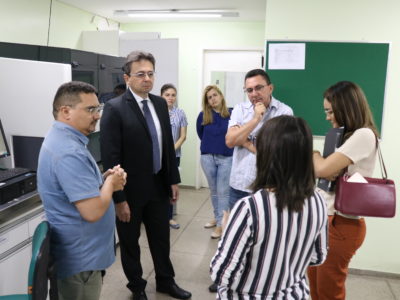pessoas de pé se olhando