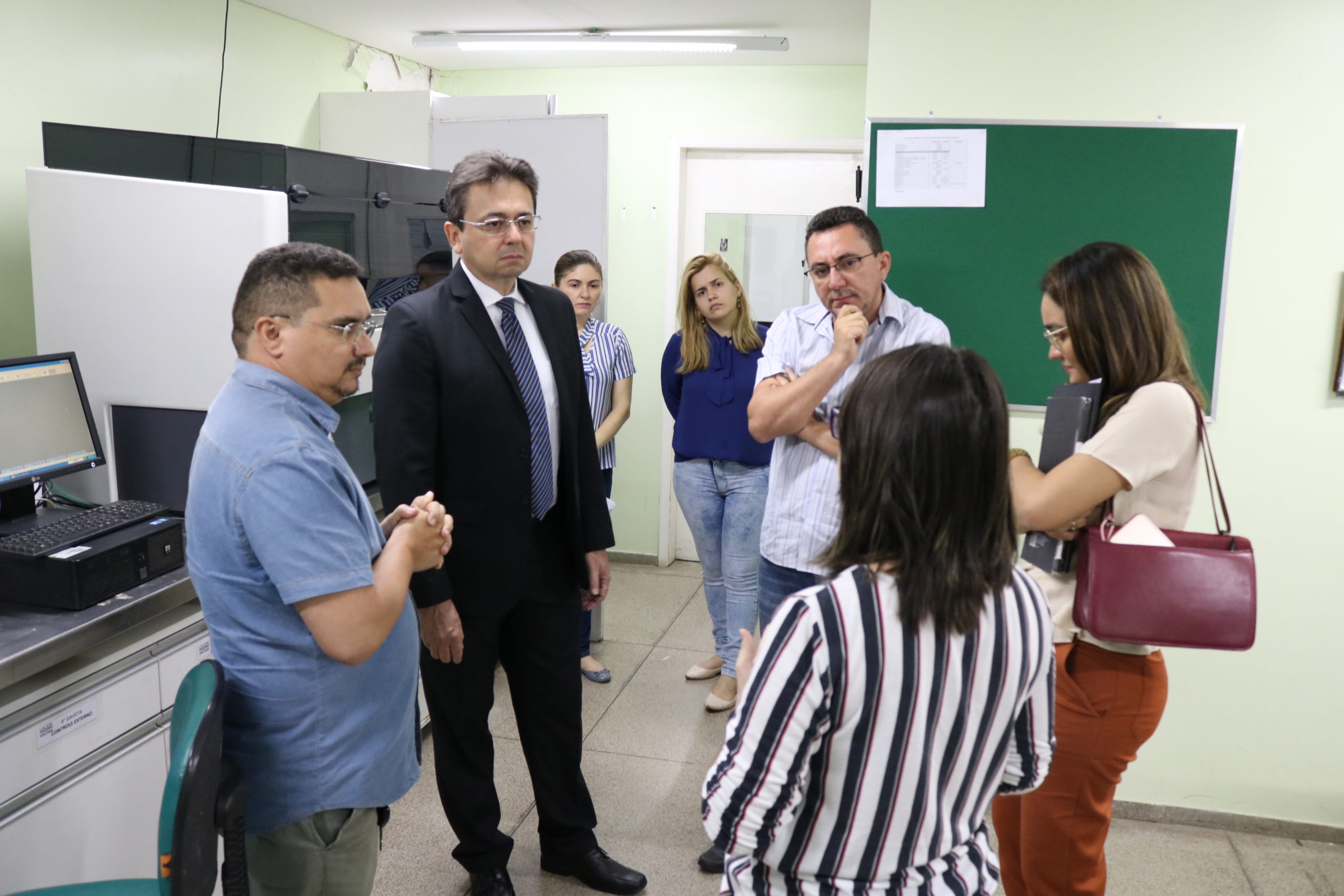 pessoas de pé se olhando