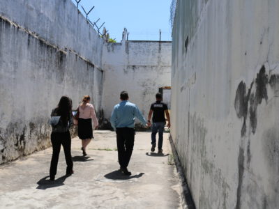 pessoas de pé de costas andando