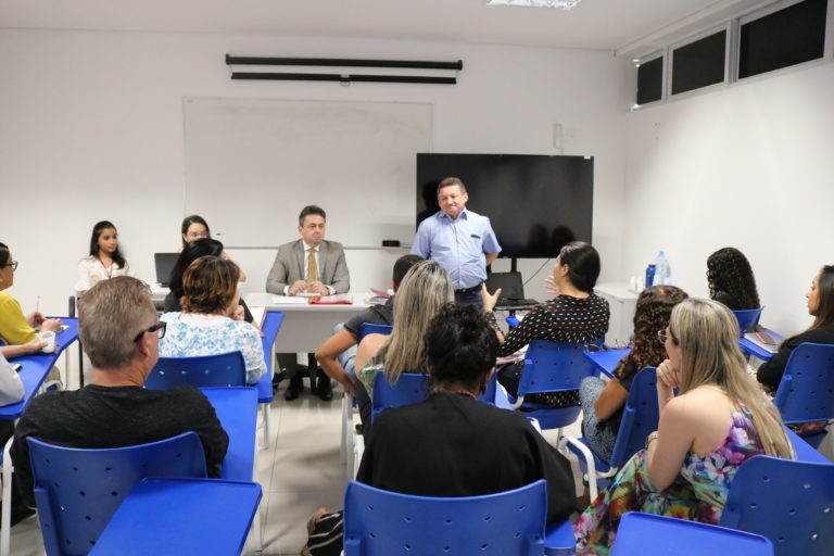 pessoas sentadas