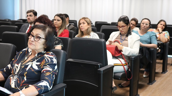 Pessoas sentadas em auditório 