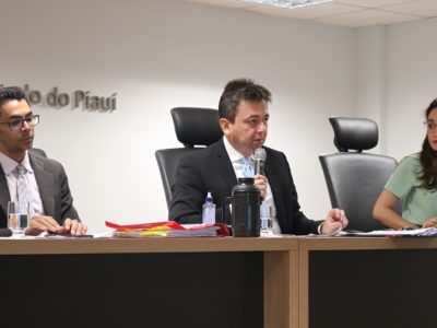 Pessoas sentadas em auditório