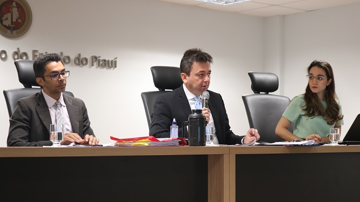 Pessoas sentadas em auditório
