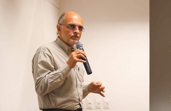 Pessoa de pé falando 