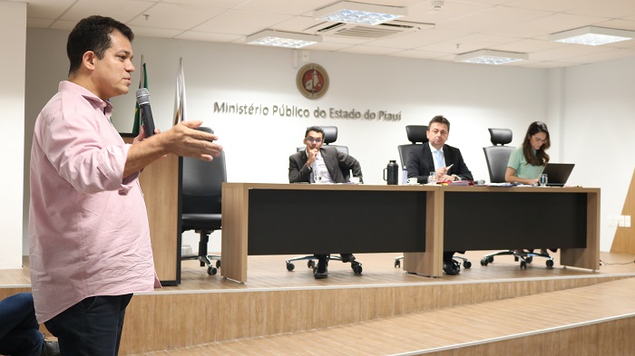 Pessoa de pé falando 