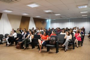 Pessoas sentadas em auditório