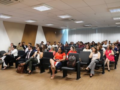 Pessoas sentadas em auditório