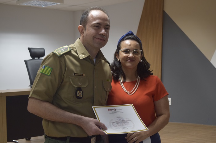 Pessoas de pé sorrindo 