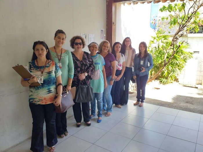 Pessoas de pé sorrindo 