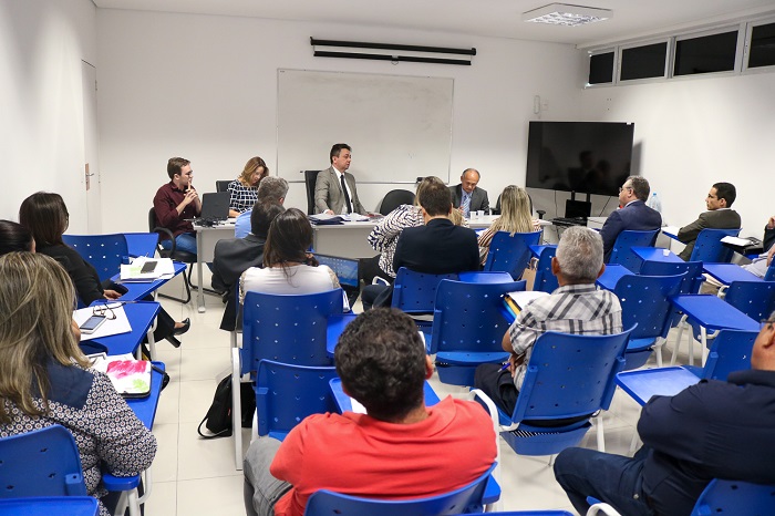 Pessoas sentadas em sala de aula 