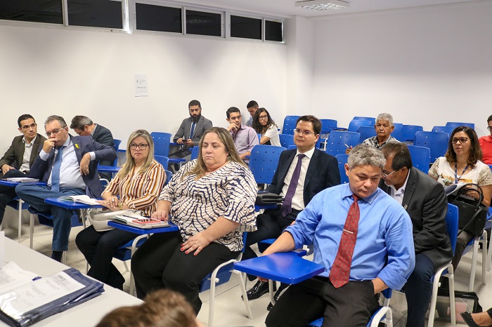 Pessoas sentadas em sala de aula 