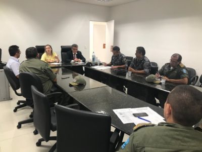 Pessoas sentadas em volta de uma mesa