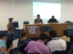 Pessoas sentadas em auditório