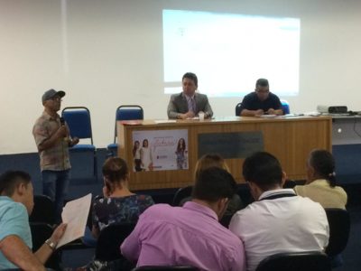 Pessoas sentadas em auditório