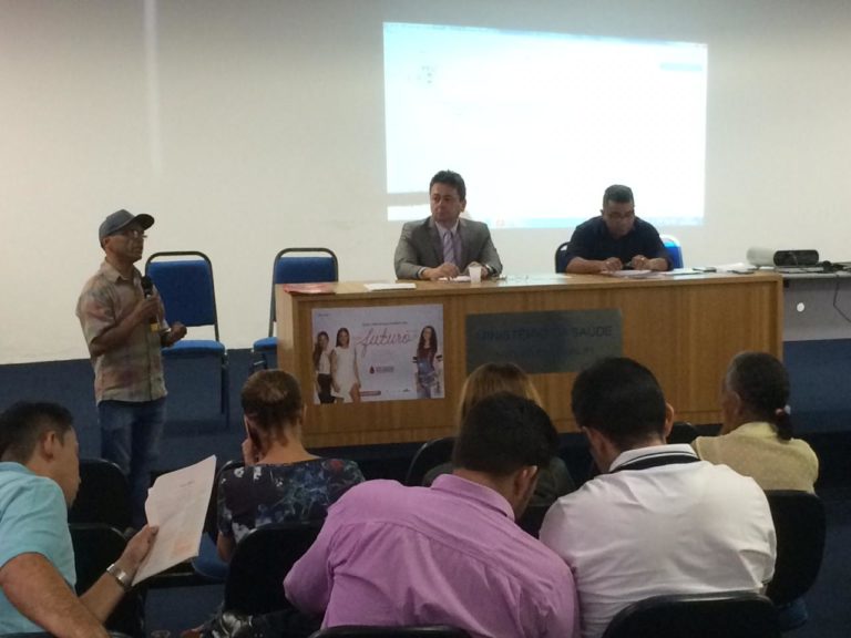 Pessoas sentadas em auditório