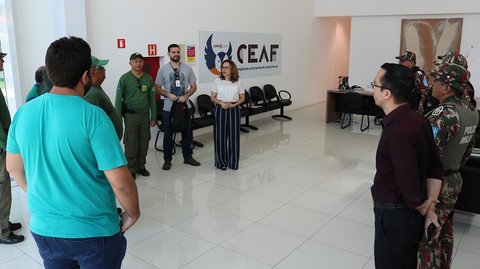 Pessoas de pé 