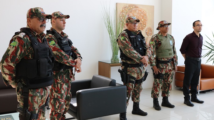 Pessoas de pé 