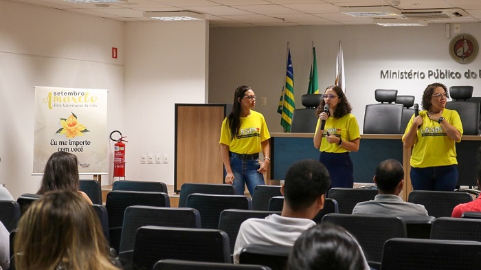 pessoas falando em pé