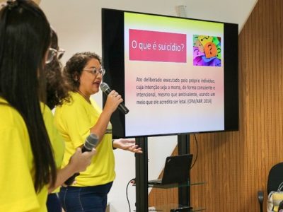 pessoas falando em pé