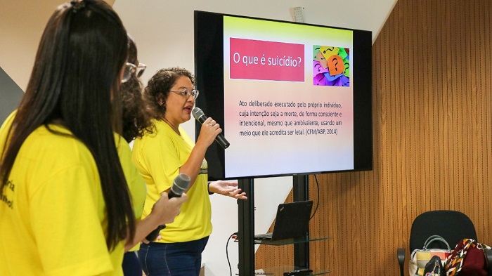 pessoas falando em pé