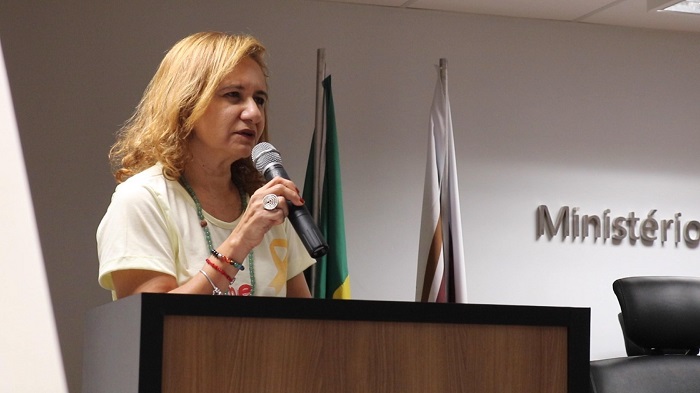 pessoa falando em pé