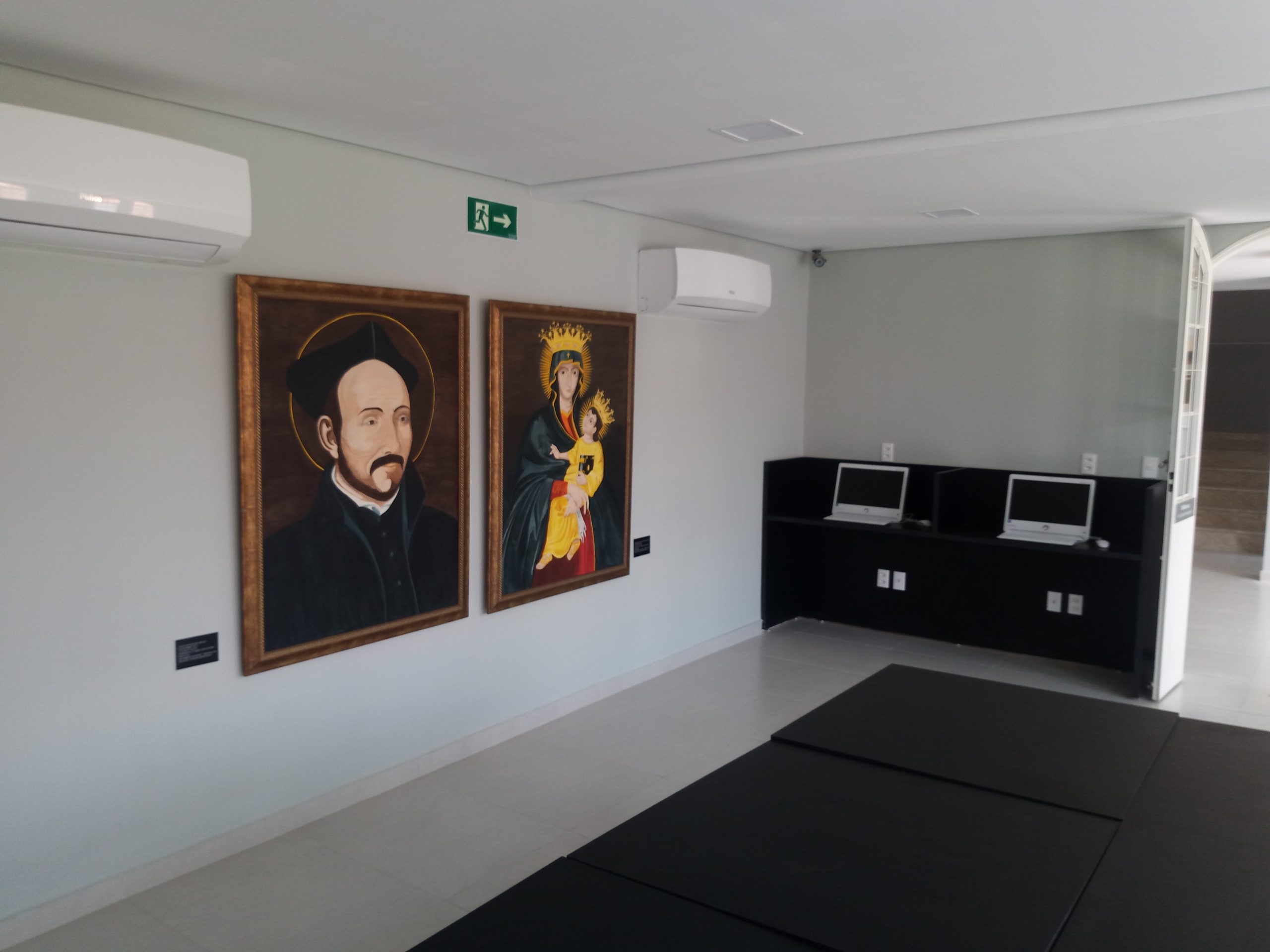 sala com quadro pendurado