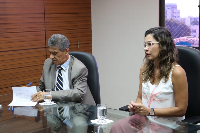 Homem e mulher durante reunião