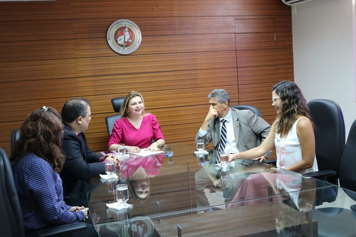 Pessoas reunidas em volta de uma mesa