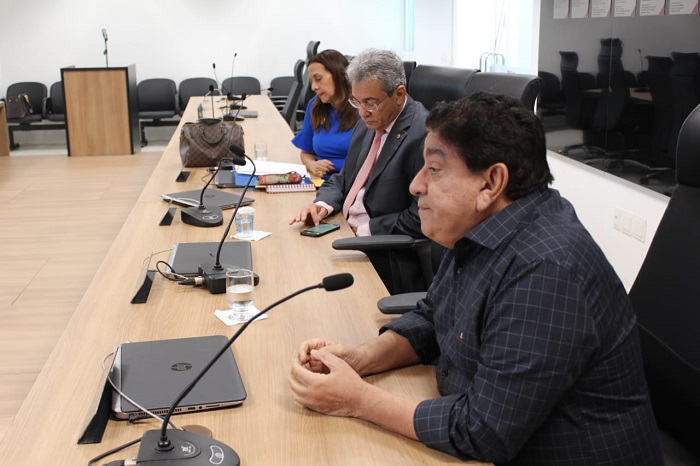 Pessoas reunidas em volta de uma mesa