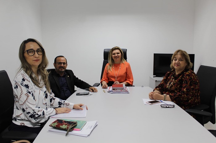 Pessoas reunidas em volta de uma mesa