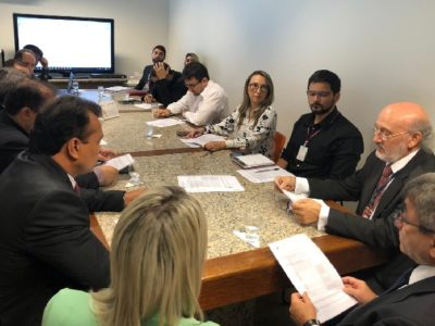 Pessoas sentadas em volta de uma mesa