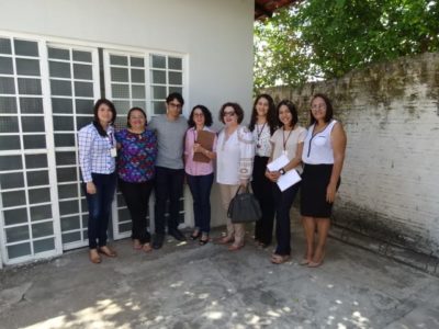 Pessoas de pé sorrindo
