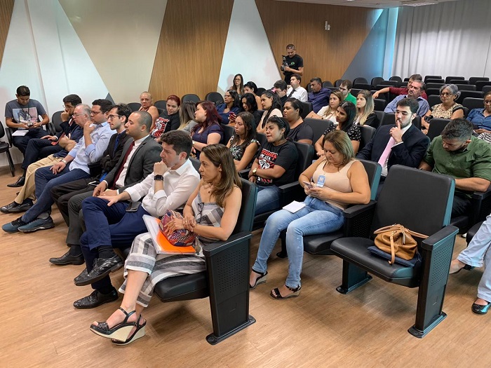 Pessoas sentadas em adutiótio 