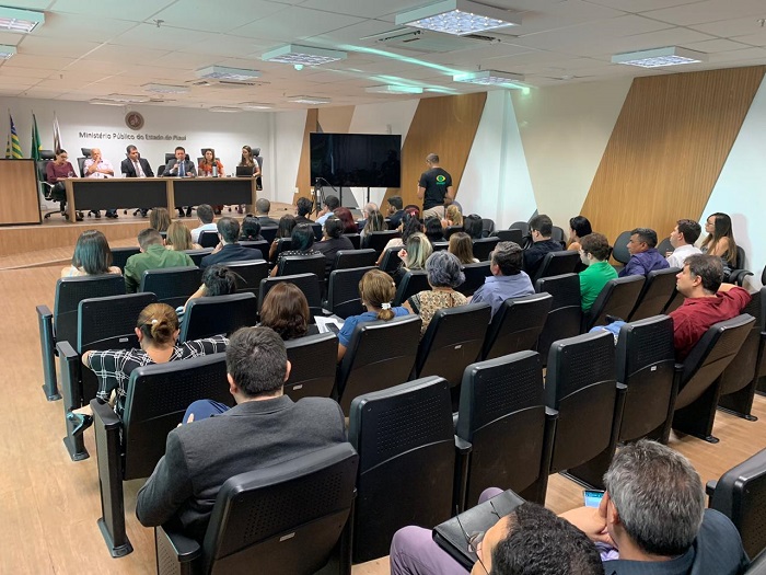 Pessoas sentdas em auditório 