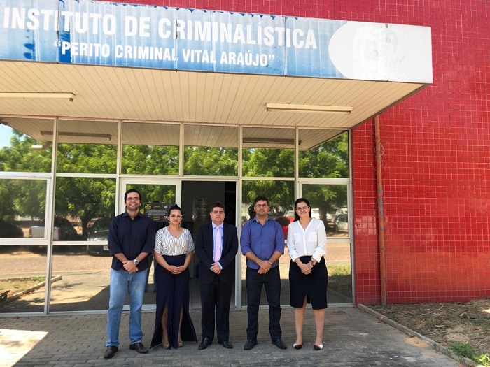 Pessoas de pé sorrindo 