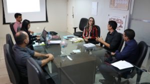 Pessoas sentadas em volta de uma mesa