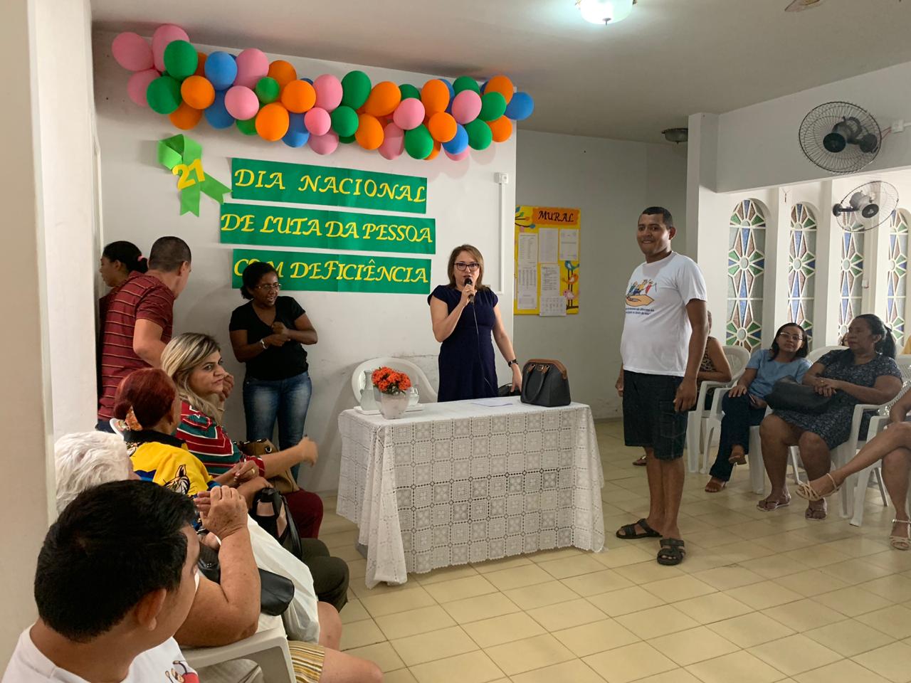 Promotora de Justiça ministrando palestra