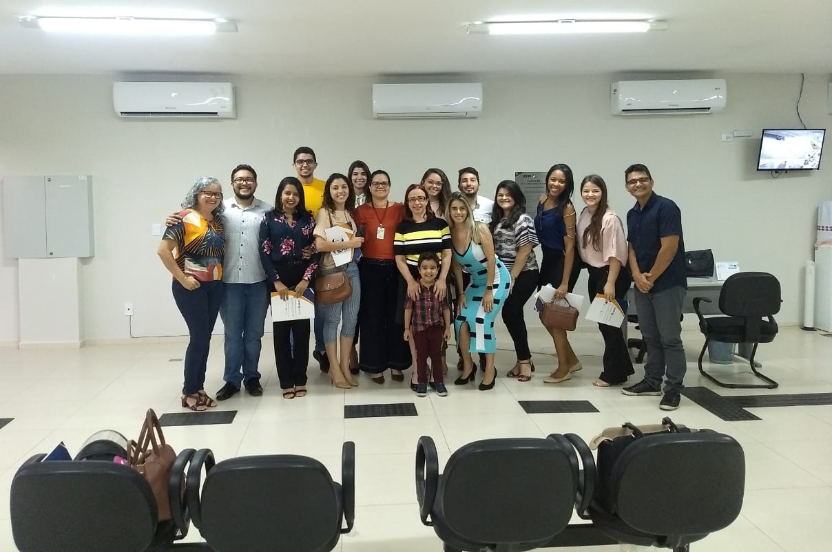 Pessoas de pé sorrindo 