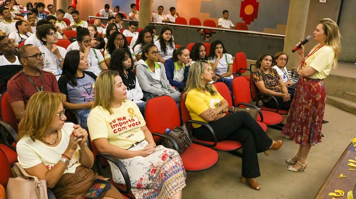 Pessoas sentadas na plateia 