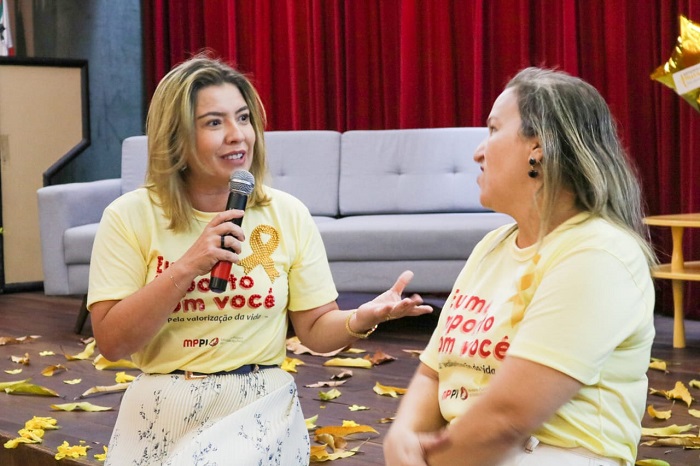 DUas pessoas sentadas 