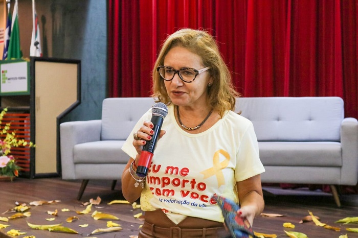 Pessoa de pé falando 