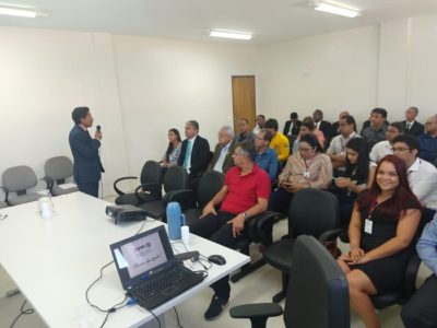 Homem de pé falando para público