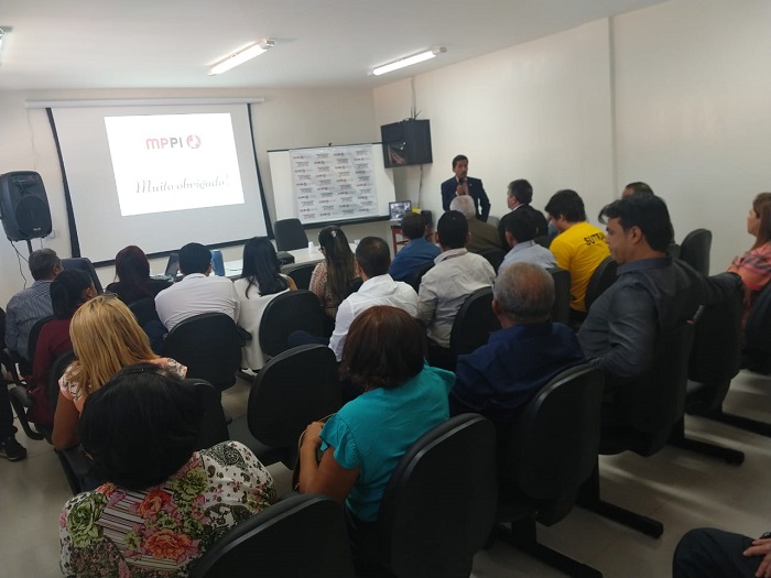 Pessoas observando apresentação 
